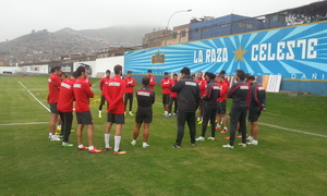 Temporada 13/14. Gira Perú. El plantel rojiblanco escucha la charla técnica de Simeone antes del comienzo del entrenamiento